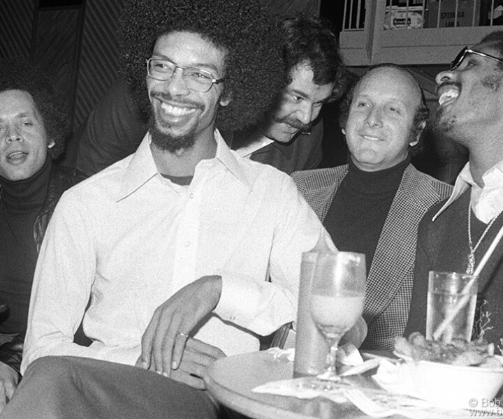 Garland Jeffreys, Gil Scott Heron, Clive Davis and Stevie Wonder, Bottom Line, NYC. Mid-1970's. Image #: StevieWonder_1-20a © Bob Gruen